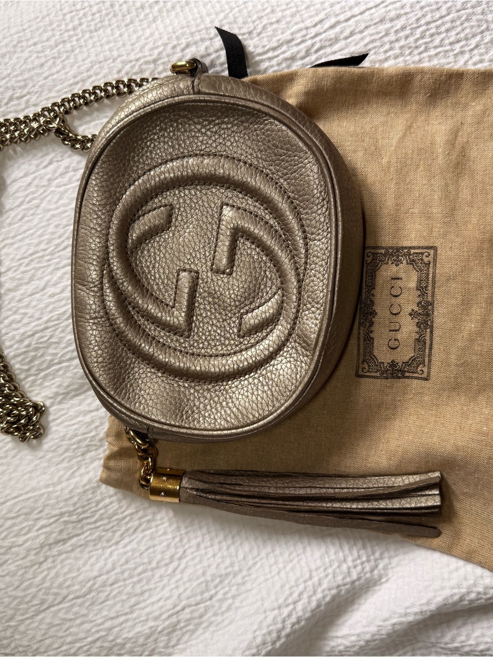 Gucci soho disco small leather chain crossbody tassel bag in metallic taupe/gold